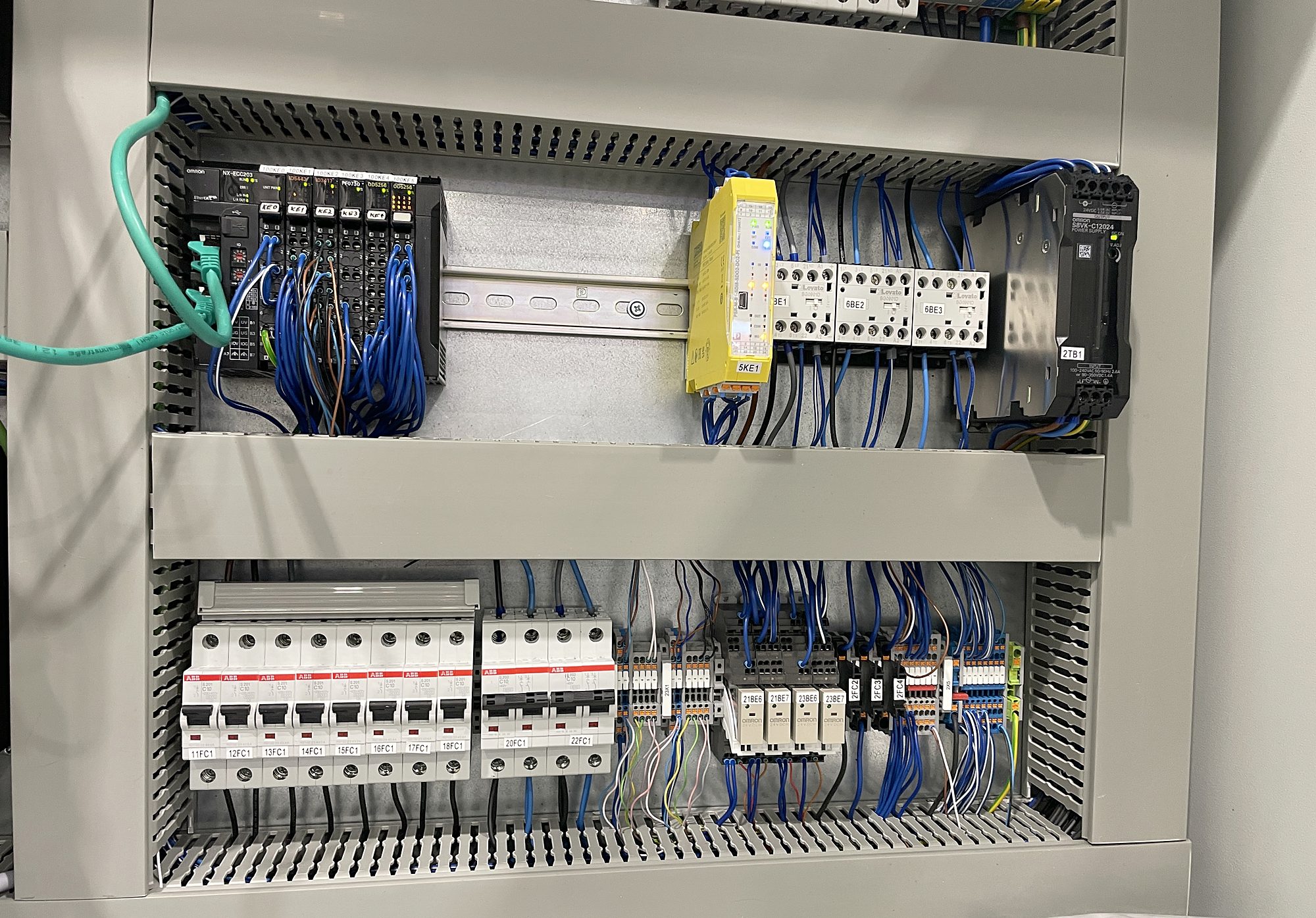 EtherCAT liikumisjuhtimise moodulid juhtkilbis
